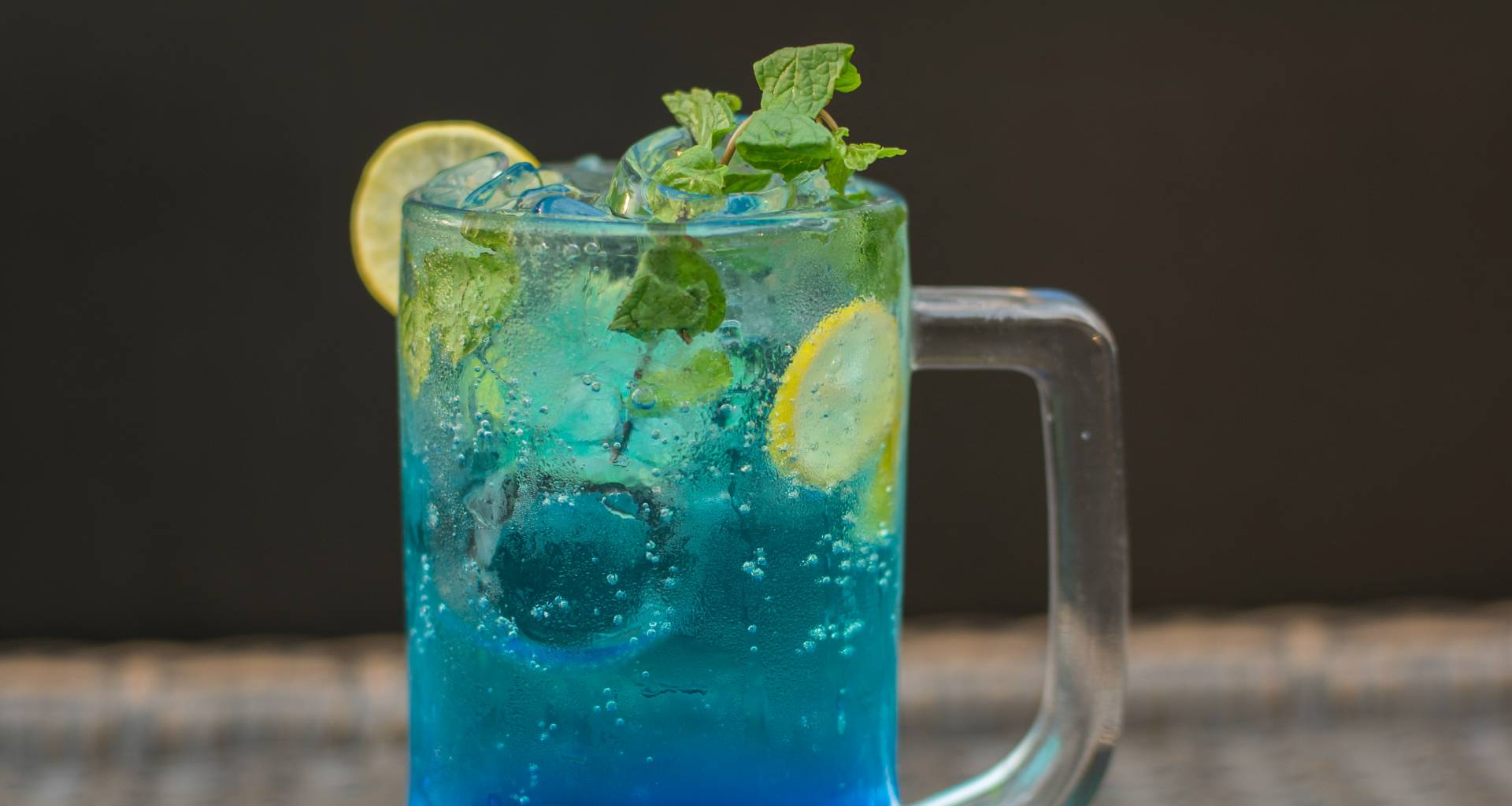 Afbeelding van De mooiste blauwe cocktails voor elk feestje
